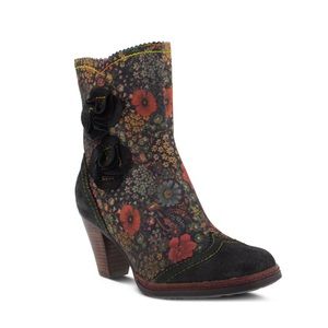 Stunning suede L’ATISTE SPRING STEP Victorian style boots. SIMONETTA